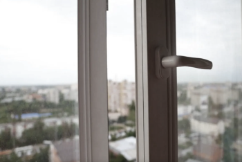 Фотография к новости: В Алматы женщина сорвалась с пятого этажа при мытье окон и чудом выжила