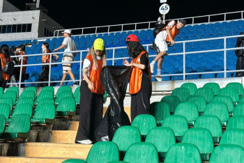 Фотография к новости: После концерта Дженнифер Лопес в Алматы волонтёры очистили Центральный стадион