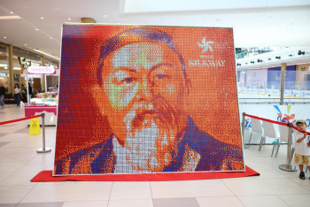 Фотография к новости: В Астане собрали гигантский портрет Абая из 3000 кубиков Рубика