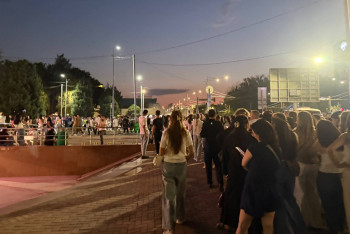 Фотография к новости: Километровые очереди и жаркое ожидание: как Алматы встретил Дженнифер Лопес