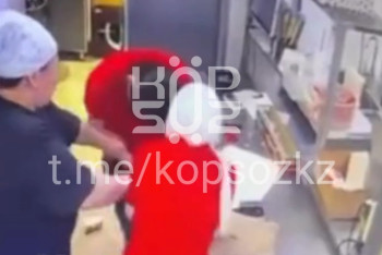 В Астане сотрудницы донерной SF устроили драку на рабочем месте