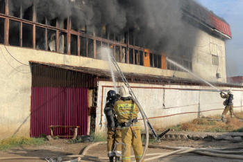 В Кызылорде потушили крупный пожар в строительном магазине
