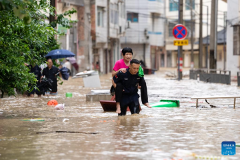 В Китае из-за проливных дождей эвакуировали более 15 тысяч жителей