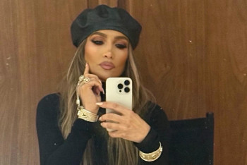 Джей Ло показала казахские украшения и ковер казахстанской художницы