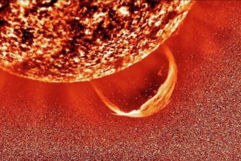 Солнце вновь выбросило гигантский протуберанец