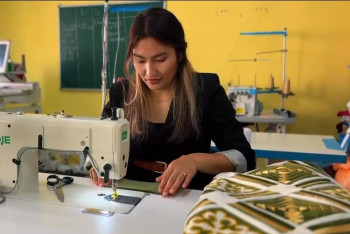 Фотография к новости: Из декрета – в бизнес: история швеи, вдохновившей женщин села