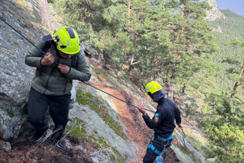 Фотография к новости: Два часа спасатели снимали туристов с горы в Бурабае