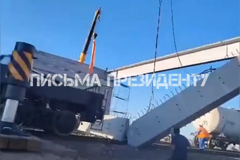 Бетонная балка рухнула на железную дорогу в Карагандинской области: есть пострадавшие