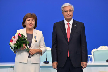 Фотография к новости: Более 25 педагогов удостоены орденов и медалей за вклад в образование