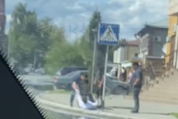 Нападение с ножом около отдела полиции в Семее попало на видео