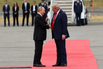 Путин и Трамп обменялись рукопожатиями