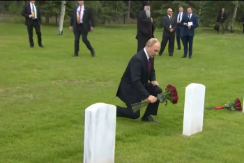 Путин возложил цветы к могилам советских лётчиков на военном кладбище в США