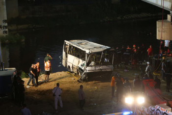 В Алжире автобус упал с моста в реку: 18 погибших, есть раненые