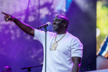 Фотография к новости: Известный рэпер Эйкон ударил охранника концерта в Сочи