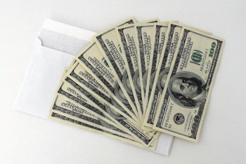 Почем продают доллар в обменниках РК после выходных