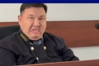 Показал язык в суде: действия судьи в Шымкенте проверят на этичность