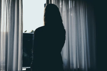 Женщина с младенцем в руках выпала из окна седьмого этажа в Степногорске