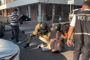 Жесткое задержание кибермошенников, помогавших иностранцам, сняли на видео в Алматы