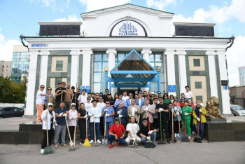 Работники филармонии Астаны вышли на уборку в рамках акции "Таза Қазақстан"