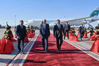 Фотография к новости: Токаев прибыл с официальным визитом в Кыргызстан