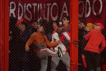 Фотография к новости: Сотни пострадавших и десятки задержанных: беспорядки прервали футбольный матч в Аргентине