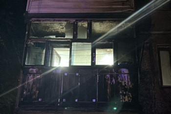 Фотография к новости: В Шахтинске огонь с автомобиля перекинулся на жилой дом: эвакуировали 10 человек