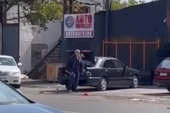 Мужчина с молотком напал на карагандинку и разбил ее авто