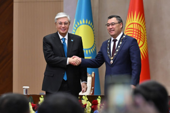 Фотография к новости: Токаев наградил Жапарова орденом "Алтын Қыран"