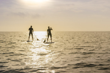 Шесть человек унесло в море на сапбордах на Каспии
