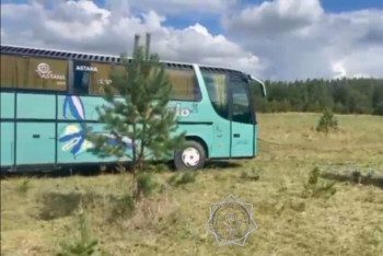 Два автобуса с туристами увязли в грязи в Акмолинской области