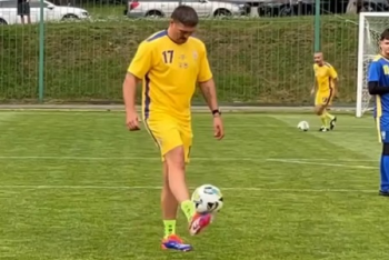 Фотография к новости: Боксёр Александр Усик продемонстрировал футбольные навыки