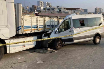 Фотография к новости: В Турции микроавтобус со школьниками врезался в грузовик: двое погибших, десять раненых