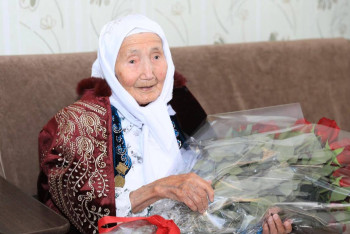 В Актобе поздравили 110-летнюю долгожительницу