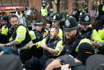 В Великобритании прошли массовые протесты против размещения мигрантов