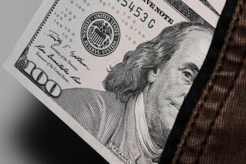 Доллар дешевеет в обменниках Казахстана