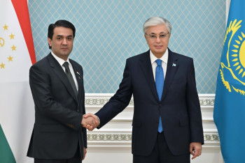 Фотография к новости: Токаев встретился с председателем парламента Таджикистана