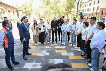 Аким Алматы проверил условия проживания и обучения детей в соцучреждениях