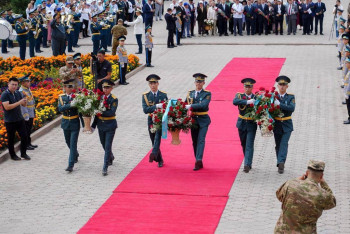 Фотография к новости: В Семее почтили память жертв ядерных испытаний у монумента "Өлімнен де күшті"