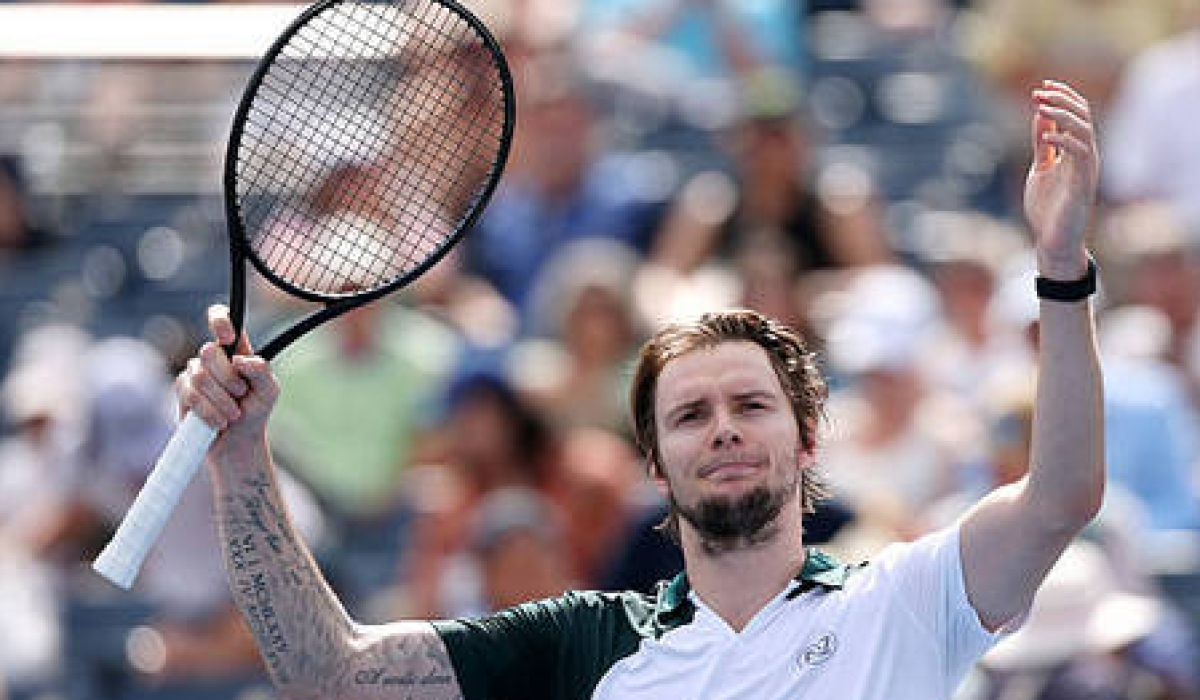 Орыс әйелі кезек-кезек трахаеттенеді (нақты кадрлар)