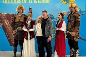 Фотография к новости: Паспорт в руки — шоколад в подарок: как Алматы встречает сегодня туристов