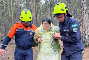 Фотография к новости: Экстренная операция на горе Кокшетау: сотрудники МЧС спасли девушку