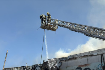 В Алматы потушили пожар в трехэтажном здании