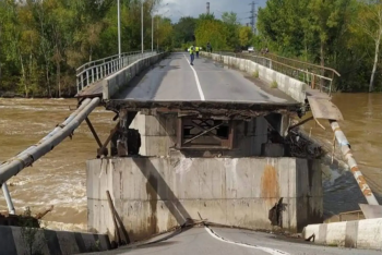 В Усть-Каменогорске частично обрушился мост