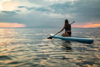 На Капшагайском водохранилище спасли женщину, унесённую ветром на SUP-доске