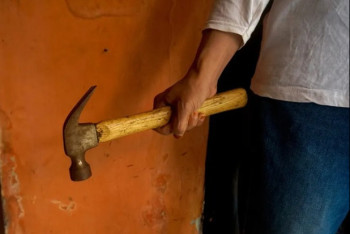 Фотография к новости: Карагандинец бросался с молотком на прохожих и угрожал убийством