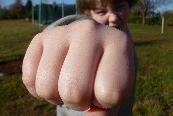 Фотография к новости: В Атырау 6–8-летние дети устроили массовую драку во дворе