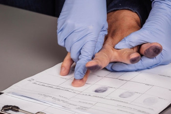 Фотография к новости: Иностранцы не могут сдать отпечатки пальцев: в чем причина?