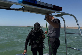 Фотография к новости: Лодка перевернулась на Капшагае, один человек пропал без вести