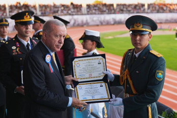 Фотография к новости: Казахстанский лейтенант получил диплом из рук Эрдогана