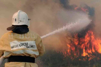 Фотография к новости: Вертолёт МЧС тушит пожар в степях Костанайской области